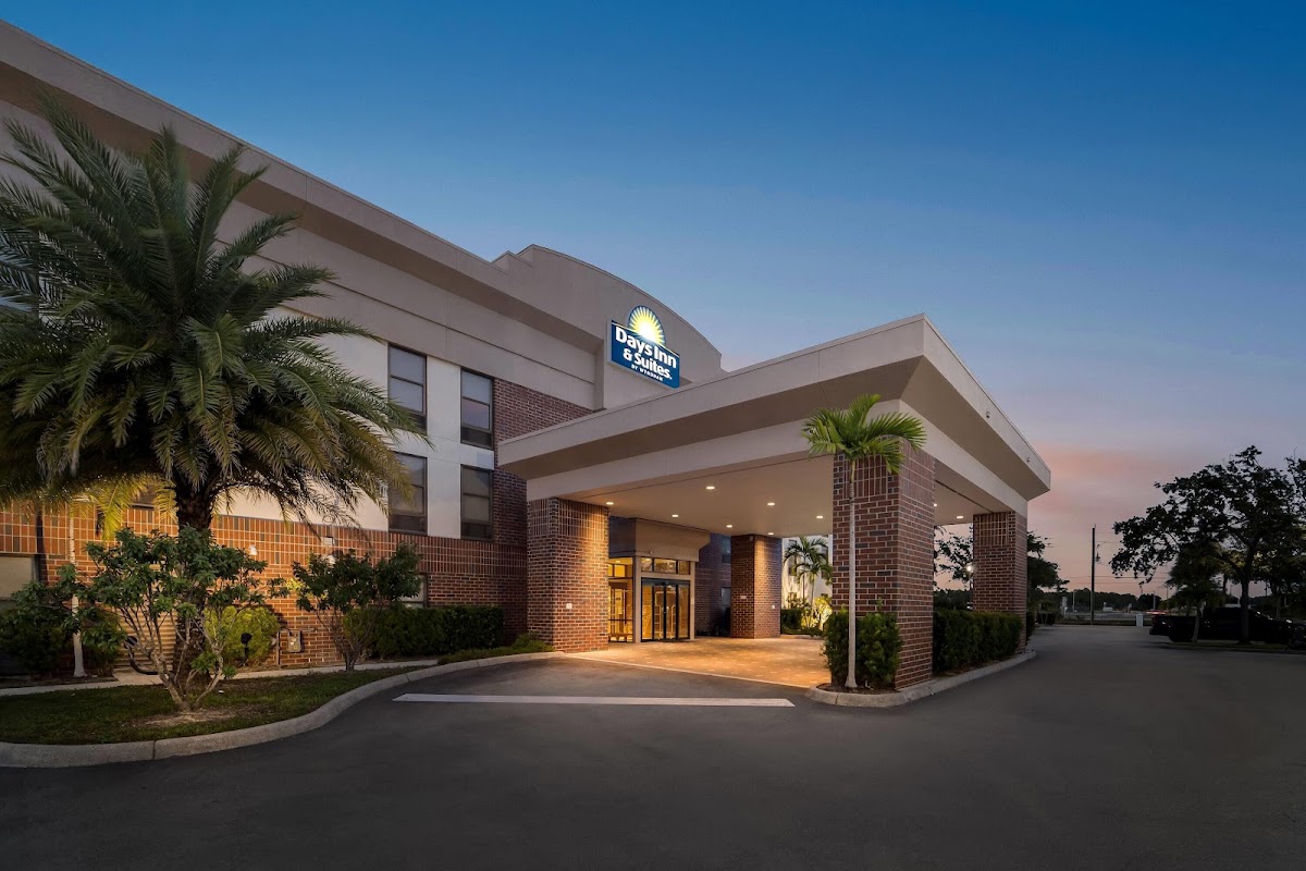 Days Inn & Suites by Wyndham Fort Myers Near JetBlue Park - featured photo