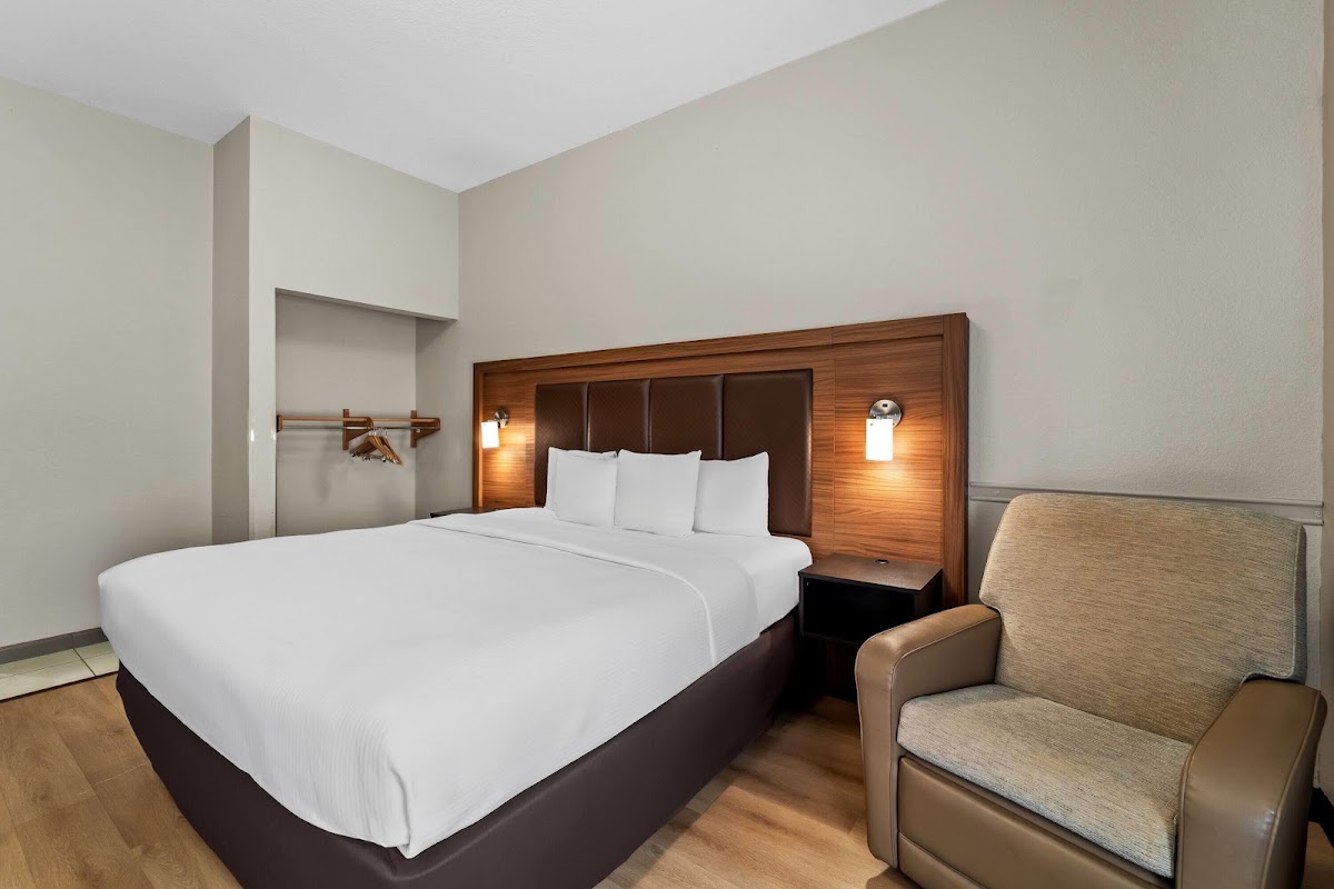 Days Inn & Suites by Wyndham Fort Myers Near JetBlue Park - photo 2